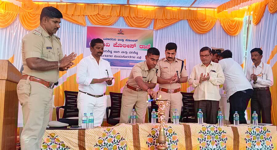 ಕೆಂಭಾವಿ ಪೊಲೀಸ್ ಠಾಣೆಯಲ್ಲಿ ಶನಿವಾರ ಜಿಲ್ಲಾ ಪೊಲೀಸ್ ಇಲಾಖೆಯಿಂದ ಏರ್ಪಡಿಸಿದ್ದ ಪರಿಶಿಷ್ಟ ಜಾತಿ ಪರಿಶಿಷ್ಟ ಪಂಗಡಗಳ ಕುಂದುಕೊರತೆ ಸಭೆಯನ್ನು ಜಿಲ್ಲಾ ಪೊಲೀಸ್ ವರಿಷ್ಠಾಧಿಕಾರಿ ಪೃಥ್ವಿಕ ಶಂಕರ ಉದ್ಘಾಟಿಸಿದರು  