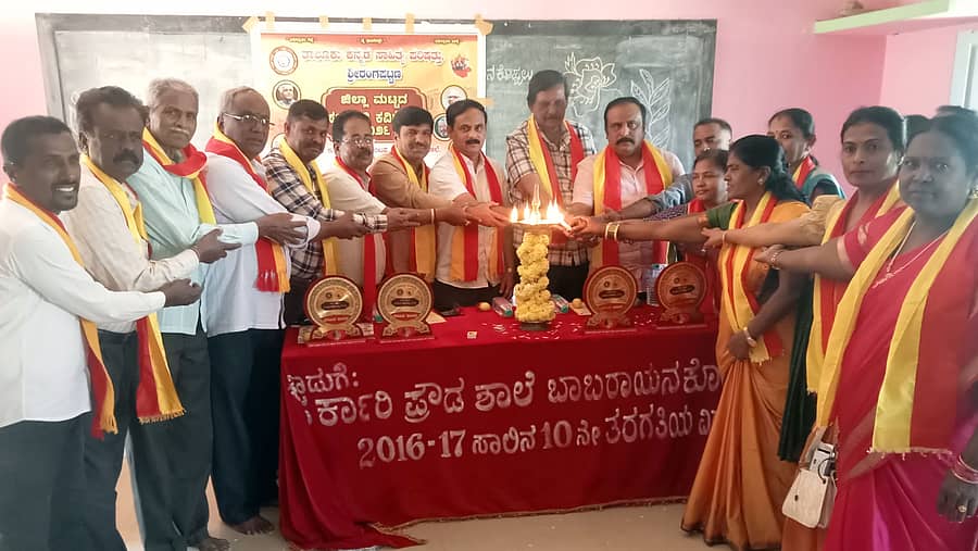 ಶ್ರೀರಂಗಪಟ್ಟಣ ತಾಲ್ಲೂಕಿನ ಬಾಬುರಾಯನಕೊಪ್ಪಲು ಸರ್ಕಾರಿ ಪ್ರೌಢಶಾಲೆ ಆವರಣದಲ್ಲಿ ಕಸಾಪ ತಾಲ್ಲೂಕು ಘಟಕ ಶನಿವಾರ ಏರ್ಪಡಿಸಿದ್ದ ಜಿಲ್ಲಾ ಮಟ್ಟದ ಸಂಕ್ರಾಂತಿ ಕವಿಗೋಷ್ಠಿಯನ್ನು ಕಸಾಪ ಜಿಲ್ಲಾ ಘಟಕದ ಅಧ್ಯಕ್ಷ ವಿ. ಹರ್ಷ ಪಣ್ಣೆದೊಡ್ಡಿ ಉದ್ಘಾಟಿಸಿದರು