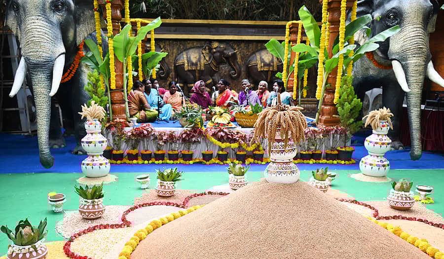 ಫಸ್ಟ್ ಸರ್ಕಲ್ ಒಕ್ಕಲಿಗ ಎಕ್ಸ್‌ಪೋದಲ್ಲಿ ಶನಿವಾರ ರಾಶಿ ಪೂಜೆ ಮತ್ತು ಒಕ್ಕಲು ಗೀತೆಗಳು ಗಮನ ಸೆಳೆದವು  –ಪ್ರಜಾವಾಣಿ ಚಿತ್ರ