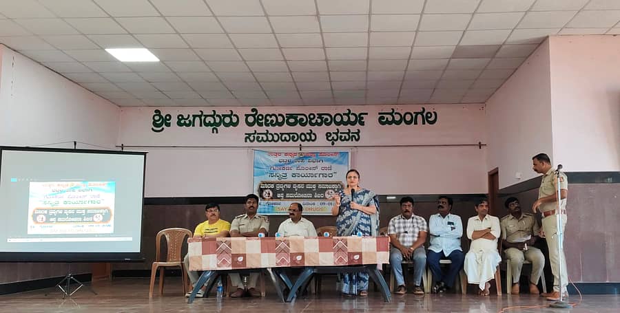 ಗೋಕರ್ಣದಲ್ಲಿ ನಡೆದ ಮಾದಕದ್ರವ್ಯ ಮುಕ್ತ ಸಮಾಜಕ್ಕಾಗಿ ಆಪ್ತ ಸಮಾಲೋಚನಾ ಶಿಬಿರದಲ್ಲಿ  ಕುಮಟಾ ತಾಲ್ಲೂಕು ಆಸ್ಪತ್ರೆಯ ವೈದ್ಯಾಧಿಕಾರಿ ಆಜ್ಞಾ ನಾಯಕ ಮಾತನಾಡಿದರು