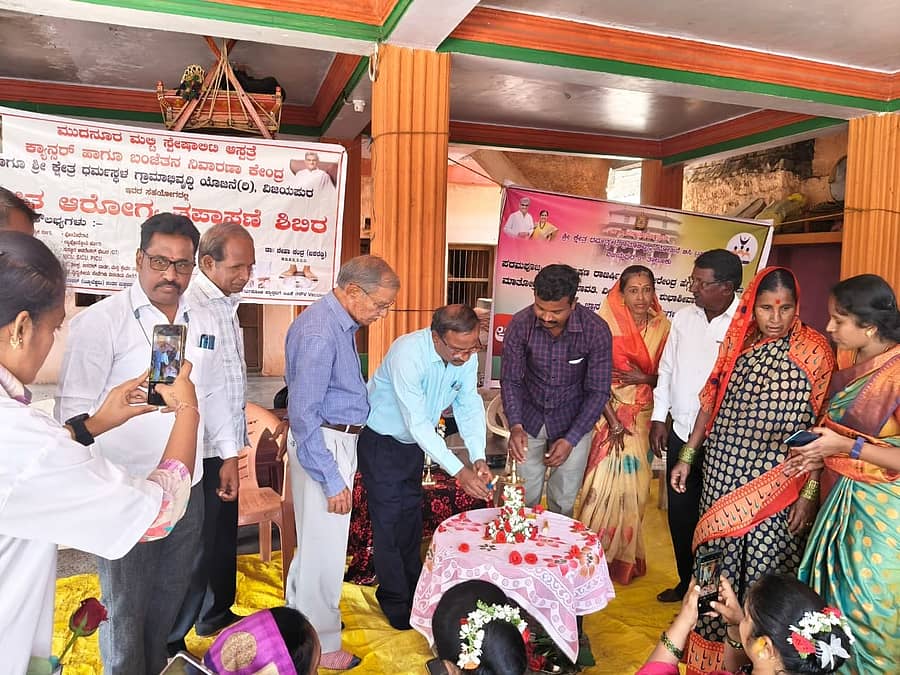 <div class="paragraphs"><p>ವಿಜಯಪುರ ನಗರದ ಮುದನೂರ ಮಲ್ಟಿಸ್ಪೆಶಾಲಿಟಿ ಆಸ್ಪತ್ರೆ ಹಾಗೂ ಶ್ರೀ ಕ್ಷೇತ್ರ ಧರ್ಮಸ್ಥಳ ಗ್ರಾಮಾಭಿವೃದ್ಧಿ ಯೋಜನೆ ಟ್ರಸ್ಟ್ ವತಿಯಿಂದ ತಾಲ್ಲೂಕಿನ ಐನಾಪೂರ ತಾಂಡಾದಲ್ಲಿ ಗುರುವಾರ ನಡೆದ ಉಚಿತ ಆರೋಗ್ಯ ಶಿಬಿರಕ್ಕೆ ಡಾ.ಎಸ್.ಆರ್. ಮುದನೂರ ಚಾಲನೆ ನೀಡಿದರು</p></div>