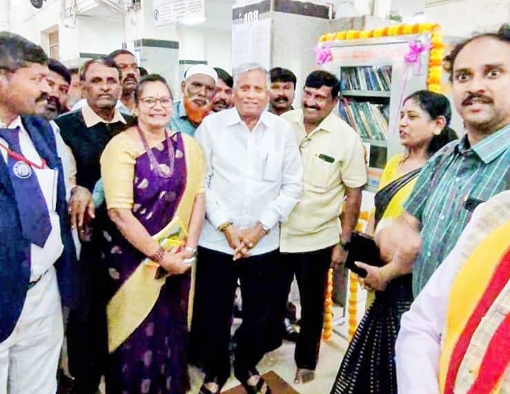 ತುಮಕೂರಿನ ರೈಲು ನಿಲ್ದಾಣದಲ್ಲಿ ಶನಿವಾರ ‘ಪುಸ್ತಕ ಗೂಡು’ ಮಿನಿ ಗ್ರಂಥಾಲಯಕ್ಕೆ ಕೇಂದ್ರ ರೈಲ್ವೆ ಖಾತೆ ರಾಜ್ಯ ಸಚಿವ ವಿ.ಸೋಮಣ್ಣ ಚಾಲನೆ ನೀಡಿದರು. ಗ್ರಂಥಪಾಲಕಿ ಪರಿಮಳಾ ಸತೀಶ್‌, ಮುಖಂಡರಾದ ಧನಿಯಾಕುಮಾರ್‌, ಗಿರಿಜಾ ಧನಿಯಾಕುಮಾರ್, ಶಬ್ಬೀರ್‌ ಅಹ್ಮದ್‌ ಇತರರು ಉಪಸ್ಥಿತರಿದ್ದರು