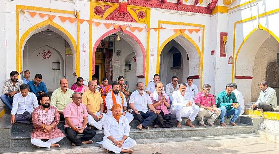 ವಿಜಯಪುರ ನಗರದ ಸುಂದರೇಶ್ವರ ದೇವಸ್ಥಾನದಲ್ಲಿ ಬಿಜೆಪಿ ಮುಖಂಡರು ವಿಶೇಷ ಪ್ರಾರ್ಥನೆ ಸಲ್ಲಿಸಿದರು