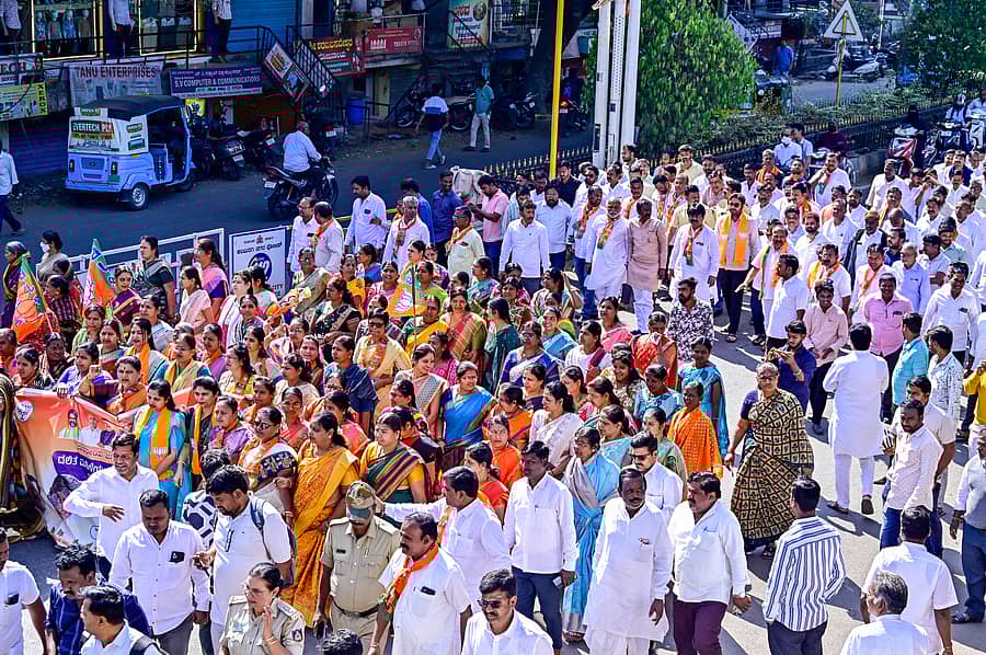ಹುಬ್ಬಳ್ಳಿಯಲ್ಲಿ ಮಹಿಳೆಯನ್ನು ಪೊಲೀಸರು ವಿವಸ್ತ್ರಗೊಳಿಸಿ ಹಲ್ಲೆ ಮಾಡಿದ್ದನ್ನು ಖಂಡಿಸಿ ಬಿಜೆಪಿ ಸದಸ್ಯರು ಶನಿವಾರ ನಗರದಲ್ಲಿ ಪ್ರತಿಭಟನೆ ನಡೆಸಿದರು ಪ್ರಜಾವಾಣಿ ಚಿತ್ರ