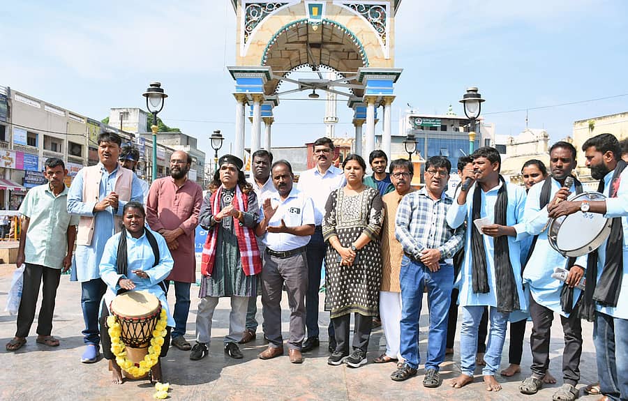 ಮೈಸೂರಿನ ಚಿಕ್ಕಗಡಿಯಾರದಲ್ಲಿ ಶನಿವಾರ ‘ಬಹುರೂಪಿ ರಾಷ್ಟ್ರೀಯ ನಾಟಕೋತ್ಸವ’ದ ಬೀದಿನಾಟಕಗಳ ಪ್ರದರ್ಶನಕ್ಕೆ ರಂಗಕರ್ಮಿ ಮೈಮ್‌ ರಮೇಶ್‌ ಚಾಲನೆ ನೀಡಿದರು. ಕೃಷ್ಣಮೂರ್ತಿ, ಸತೀಶ್‌ ತಿಪಟೂರು, ವಿ.ಎನ್‌.ಮಲ್ಲಿಕಾರ್ಜುನಸ್ವಾಮಿ, ಮೈತ್ರಿ, ರಾಮು, ಅರಸೀಕೆರೆ ಯೋಗನಂದ, ಮಂಜುನಾಥ, ಮಹೇಶ, ಪುಷ್ಪಾ, ಕಿರಣ್‌, ಕುಮಾರ್ ಪಾಲ್ಗೊಂಡಿದ್ದರು