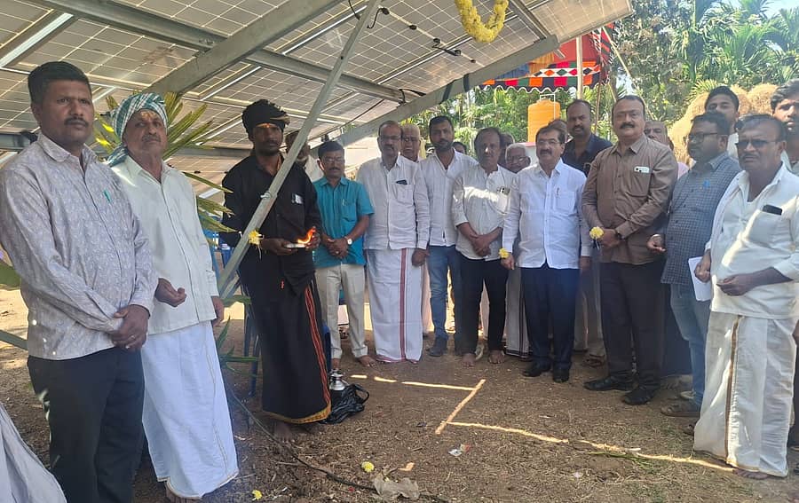 ರೈತ ಜಯಪ್ಪ ಕುಸುಮ್‌ ಯೋಜನೆಯಡಿ ಅಳವಡಿಸಿಕೊಂಡಿರುವ ಸೋಲಾರ್‌ ಪಂಪ್ ಸೆಟ್‌ನ್ನು ಶನಿವಾರ ಶಾಸಕ ಬಿ.ಪಿ. ಹರೀಶ್‌ ಪಿಎಂ ಉದ್ಘಾಟಿಸಿದರು