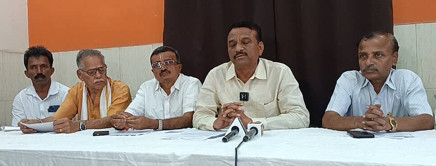 ಪತ್ರಿಕಾಗೋಷ್ಠಿಯಲ್ಲಿ ಕರ್ನಾಟಕ ಗಡಿ ಪ್ರದೇಶ ಅಭಿವೃದ್ಧಿ ಪ್ರಾಧಿಕಾರದ ಅಧ್ಯಕ್ಷ ಸೋಮಣ್ಣ ಬೇವಿನಮರದ ಮಾತನಾಡಿದರು. ಸುಕೇಶ್, ಶಂಕರನಾರಾಯಣ ಭಟ್, ಪ್ರದೀಪ್ ಕುಮಾರ್ ಕಲ್ಕೂರ, ಮುರಳೀಧರ ಬಳ್ಳುಕ್ಕುರಾಯ ಪಾಲ್ಗೊಂಡಿದ್ದರು