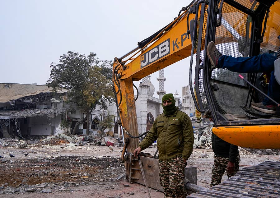 <div class="paragraphs"><p>ತುರ್ಕ್ಮಾನ್ ಗೇಟ್ ಪ್ರದೇಶದ ಸೈಯೆದ್ ಫೈಝ್ ಇಲಾಹಿ ಮಸೀದಿ ಬಳಿ ಭದ್ರತಾ ಸಿಬ್ಬಂದಿ ಗುರುವಾರ ಕಾವಲು ಕಾಯುತ್ತಿರುವುದು </p></div>