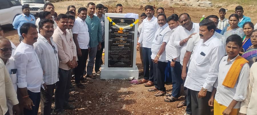ಕಂಪ್ಲಿಯಲ್ಲಿ ₹ 3ಕೋಟಿ ವೆಚ್ಚದ ಡಿ. ದೇವರಾಜ ಅರಸು ಹಿಂದುಳಿದ ವರ್ಗಗಳ ಮೆಟ್ರಿಕ್ ಪೂರ್ವ ಬಾಲಕರ ವಿದ್ಯಾರ್ಥಿನಿಲಯ ಕಟ್ಟಡ ನಿರ್ಮಾಣಕ್ಕೆ ಶಾಸಕ ಜೆ.ಎನ್. ಗಣೇಶ್ ಶನಿವಾರ ಶಂಕುಸ್ಥಾಪನೆ ನೆರವೇರಿಸಿದರು