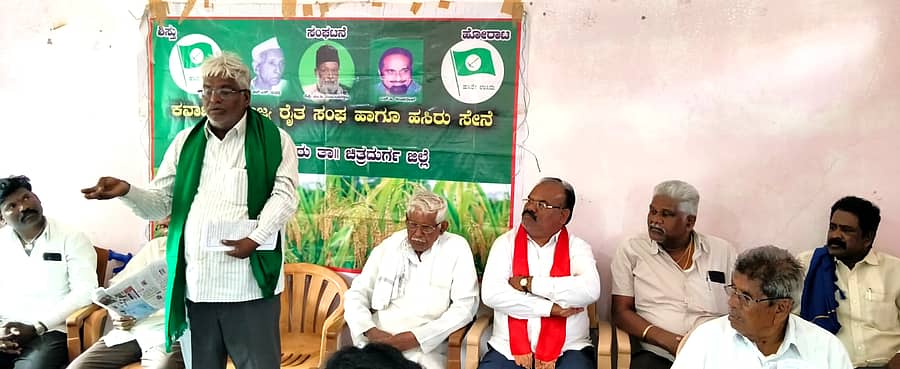 ಮೊಳಕಾಲ್ಮುರಿನಲ್ಲಿ ಶನಿವಾರ ನಡೆದ ನೀರಾವರಿ ಹೋರಾಟ ಸಮಿತಿ ಸಭೆಯಲ್ಲಿ ರೈತಮುಖಂಡ ಬೇಡರೆಡ್ಡಿಹಳ್ಳಿ ಬಸವರೆಡ್ಡಿ ಮಾತನಾಡಿದರು 