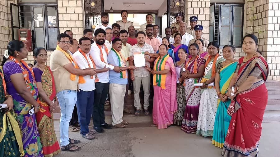 ಹುಬ್ಬಳ್ಳಿಯಲ್ಲಿ ಮಹಿಳೆಯ ವಿವಸ್ತ್ರ, ಹಲ್ಲೆ ಖಂಡಿಸಿ ಹೊಸಪೇಟೆಯಲ್ಲಿ ಶನಿವಾರ ಬಿಜೆಪಿ ಕಾರ್ಯಕರ್ತರಿಂದ ಪ್ರತಿಭಟನೆ ನಡೆಯಿತು –ಪ್ರಜಾವಾಣಿ ಚಿತ್ರ/ ಲವ ಕೆ.