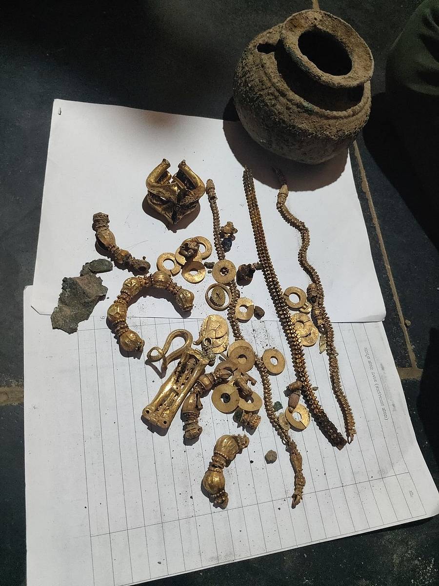 ಲಕ್ಕುಂಡಿಯಲ್ಲಿ ದೊರೆತ ಚಿನ್ನಾಭರಣ 