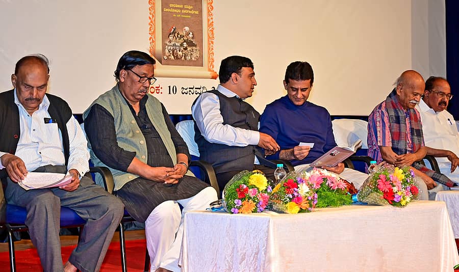 ನಗರದಲ್ಲಿ ಶನಿವಾರ ಆಯೋಜಿಸಿದ್ದ ಕಾರ್ಯಕ್ರಮದಲ್ಲಿ ಎಸ್. ಗುರುಮೂರ್ತಿ, ಎಂ. ಅಬ್ದುಲ್ ರೆಹಮಾನ್ ಪಾಷ, ಮೊಹಮದ್ ಫಾರೂಕ್ ಪಾಷ, ರಿಜ್ವಾನ್ ಅರ್ಷದ್, ಹಂಪ ನಾಗರಾಜಯ್ಯ ಮತ್ತು ಎಂ. ವೀರಪ್ಪ ಮೊಯಿಲಿ ಭಾಗವಹಿಸಿದ್ದರು -ಪ್ರಜಾವಾಣಿ ಚಿತ್ರ