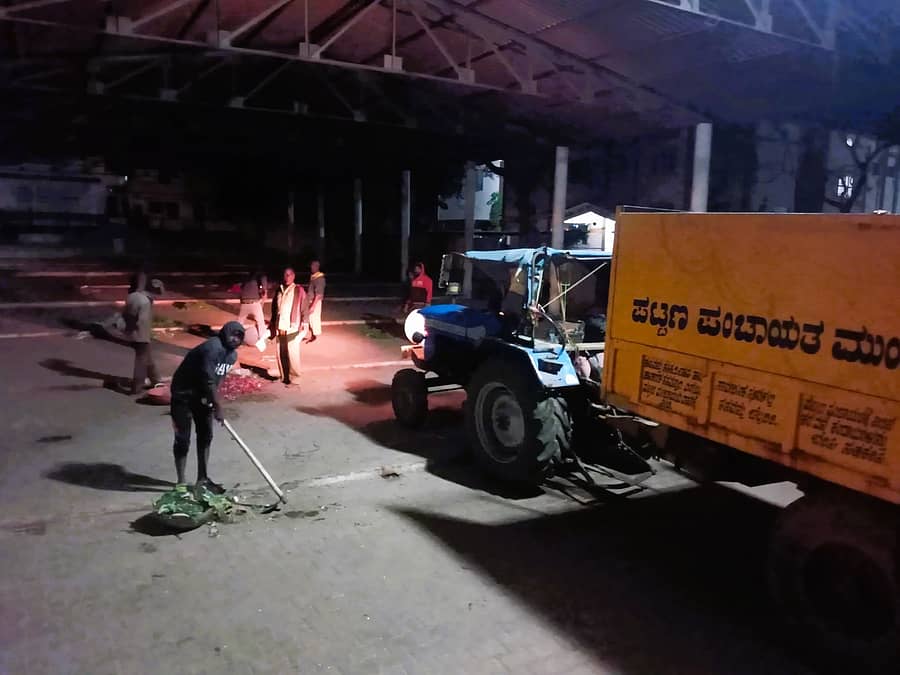 ವಾರದ ಸಂತೆ ನಡೆಯುವ ಸೋಮವಾರ ರಾತ್ರಿಯೇ ಪೌರಕಾರ್ಮಿಕರು ಸ್ವಚ್ಛತಾ ಕಾರ್ಯವನ್ನು ಮುಗಿಸಿ, ಮಂಗಳವಾರದ ಹೊರಬೀಡುಗೆ ತೆರಳುತ್ತಾರೆ(ಸಂಗ್ರಹ ಚಿತ್ರ)