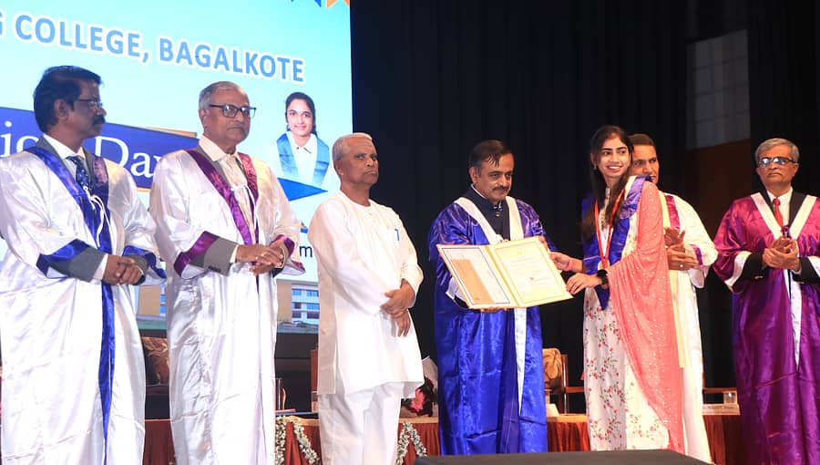 ಬಾಗಲಕೋಟೆಯ ಬಿಇಸಿ ಕಾಲೇಜಿನಲ್ಲಿ ಶನಿವಾರ ನಡೆದ ಪದವಿ ಪ್ರದಾನ ಕಾರ್ಯಕ್ರಮದಲ್ಲಿ ಮುಂಬೈ ಐಐಟಿಯ ಉಪನಿರ್ದೇಶಕ ಪ್ರೊ.ರವೀಂದ್ರ ಗುಡಿ ಪದವಿ ಪ್ರದಾನ ಮಾಡಿದರು