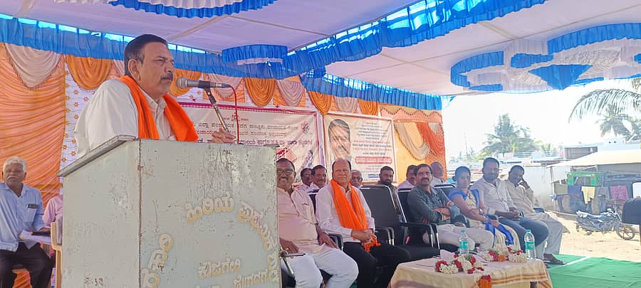 ರೋಣ ತಾಲ್ಲೂಕಿನ ಕೌಜಗೇರಿ ಗ್ರಾಮದಲ್ಲಿ ನಿರ್ಮಿಸಲಾದ ನೂತನ ಗ್ರಾಮ ಪಂಚಾಯಿತಿ ಕಟ್ಟಡ ಹಾಗೂ ವಿವಿಧ ಅಭಿವೃದ್ಧಿ ಕಾಮಗಾರಿಗಳಿಗೆ ಭೂಮಿಪೂಜೆ ನೆರವೇರಿಸಿ ಶಾಸಕ ಸಿ.ಸಿ. ಪಾಟೀಲ ಮಾತನಾಡಿದರು 