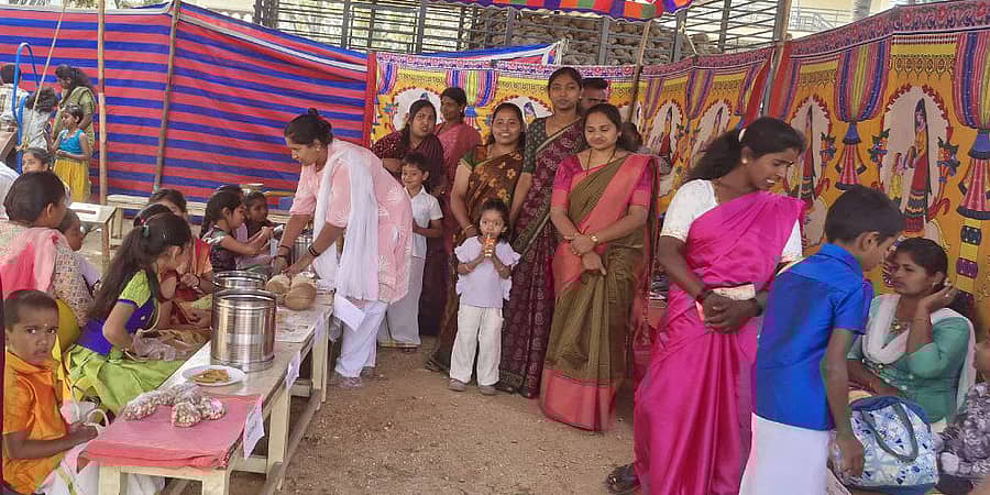 ಕಿಕ್ಕೇರಿ ರಾಯಲ್ ಸ್ಕೂಲ್‌ನಲ್ಲಿ ಶನಿವಾರ ಮಕ್ಕಳ ಸಂತೆ ನಡೆಯಿತು