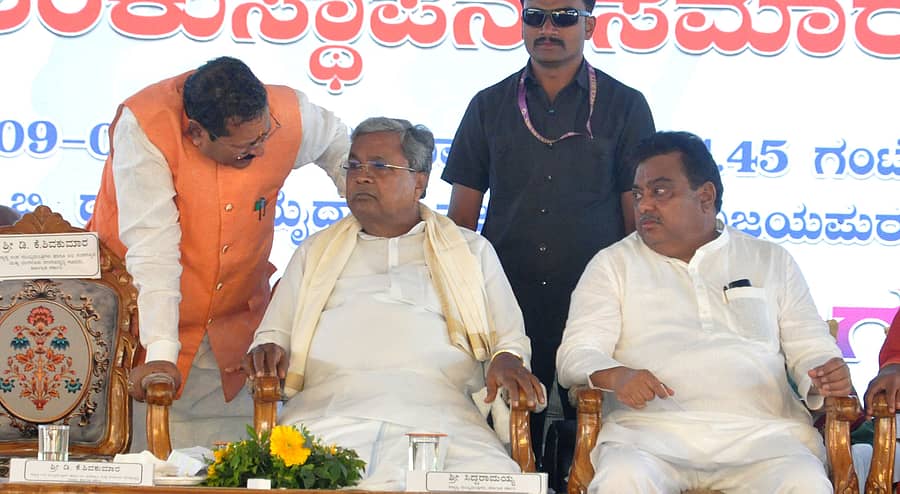 ವಿಜಯಪುರ ನಗರದಲ್ಲಿ ಶುಕ್ರವಾರ ನಡೆದ ಕಾರ್ಯಕ್ರಮದಲ್ಲಿ ಮುಖ್ಯಮಂತ್ರಿ ಸಿದ್ದರಾಮಯ್ಯ ಬಳಿ ಶಾಸಕ ಬಸನಗೌಡ ಪಾಟೀಲ ಯತ್ನಾಳ ಚರ್ಚೆಯಲ್ಲಿ ತೊಡಗಿದ್ದರು. ಜಿಲ್ಲಾ ಉಸ್ತುವಾರಿ ಸಚಿವ ಎಂ.ಬಿ.ಪಾಟೀಲ ಕುತೂಹಲದಿಂದ ಕೇಳಿಸಿಕೊಂಡರು!                                                           –ಪ್ರಜಾವಾಣಿ ಚಿತ್ರ