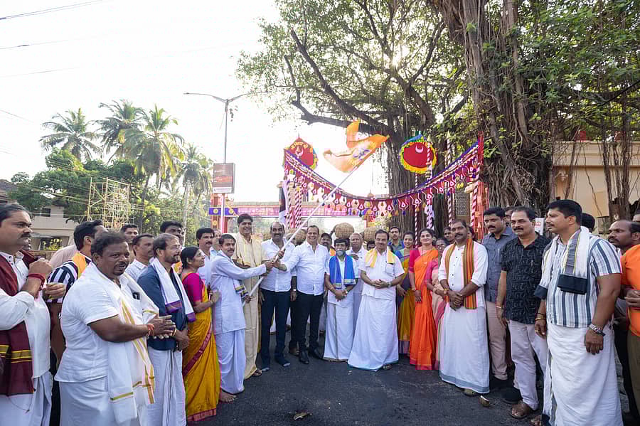 ಹೊರೆಕಾಣಿಕೆ ಮೆರವಣಿಗೆಗೆ ಚಾಲನೆ ನೀಡಲಾಯಿತು