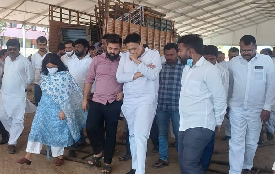 ಕೆಕೆಆರ್‌ಡಿಬಿ ಅಧ್ಯಕ್ಷ ಡಾ. ಅಜಯ್‌ ಸಿಂಗ್‌ ಅವರು ಯಡ್ರಾಮಿಯಲ್ಲಿ ಸಮಾರಂಭದ ವೇದಿಕೆ ಪರಿಶೀಲಿಸಿದರು