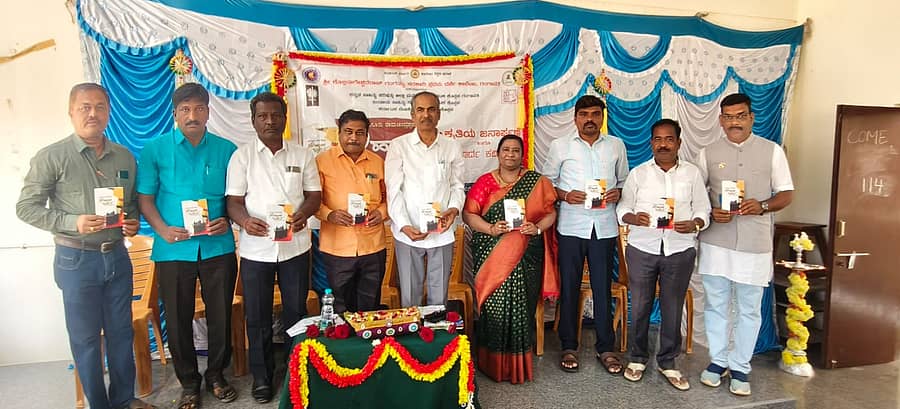 ಗಂಗಾವತಿ ನಗರದ ಶ್ರೀಕೊಲ್ಲಿನಾಗೇಶ್ವರರಾವ್ ಗಂಗಯ್ಯ ಸರ್ಕಾರಿ ಪ್ರಥಮ ದರ್ಜೆ ಕಾಲೇಜಿನಲ್ಲಿ ಶನಿವಾರ ಬರಗೂರು ರಾಮಚಂದ್ರಪ್ಪ ಅವರ ‘ಸೌಹಾರ್ದ ಭಾರತದ ಸಮಾನತೆಯ ಸ್ನೇಹಿತ’ ಕೃತಿಯನ್ನು ಗಣ್ಯರು ಲೋಕಾರ್ಪಣೆ ಮಾಡಿದರು