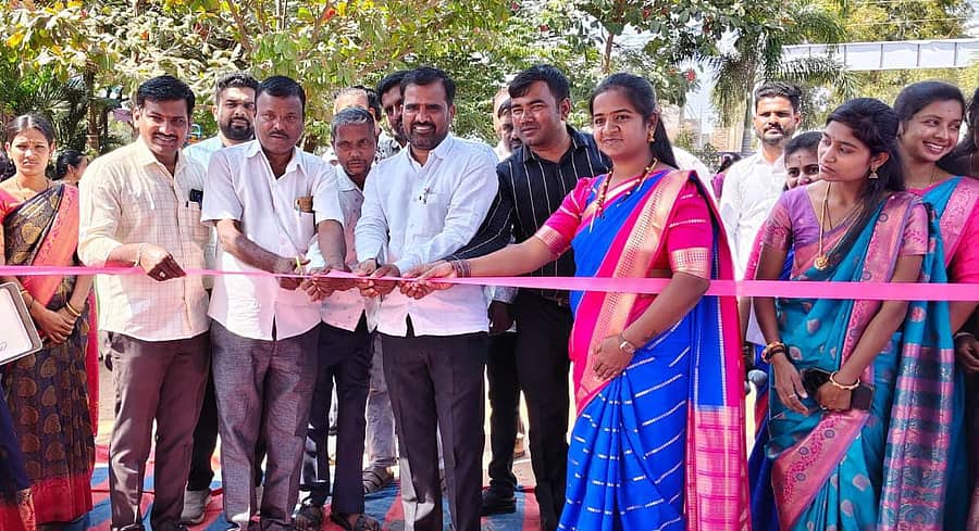 ತಾವರಗೇರಾ ಪಟ್ಟಣದ ಗ್ಲೋಬಲ್ ಸೆಂಟ್ರಲ್ ಶಾಲೆಯಲ್ಲಿ ನಡೆದ ವಿಜ್ಞಾನ ವಸ್ತು ಪ್ರದರ್ಶನವನ್ನು ಗಣ್ಯರು ಉದ್ಘಾಟಿಸಿದರು