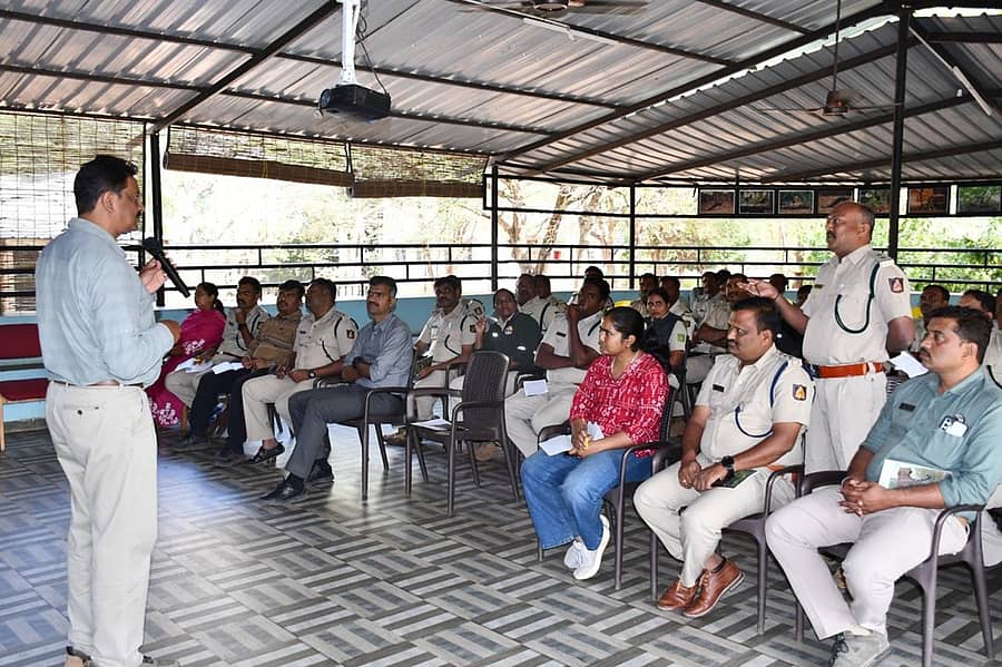 ಗದಗ ತಾಲ್ಲೂಕಿನ ಬಿಂಕದಕಟ್ಟಿ ಮೃಗಾಲಯದಲ್ಲಿ ನಡೆದ ತರಬೇತಿ ಕಾರ್ಯಕ್ರಮದಲ್ಲಿ ವನ್ಯಜೀವಿ ತಜ್ಞ ಸಂಜಯ್‌ ಗುಬ್ಬಿ ಮಾತನಾಡಿದರು