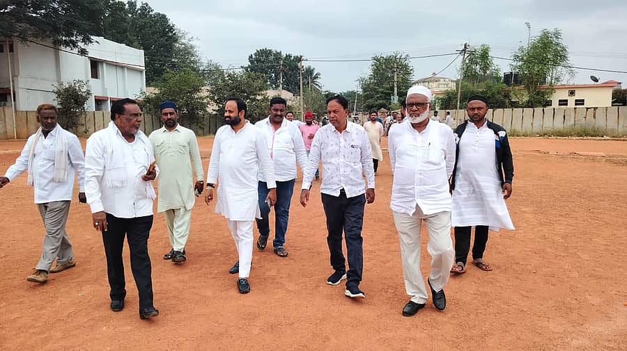 ಶಿಡ್ಲಘಟ್ಟದ ನೆಹರೂ ಕ್ರೀಡಾಂಗಣದಲ್ಲಿ ಕಲ್ಟ್ ಚಲನಚಿತ್ರದ ಪ್ರಚಾರ ಕಾರ್ಯಕ್ರಮದ ತಯಾರಿಗಳನ್ನು ಕಾಂಗ್ರೆಸ್ ಮುಖಂಡ ರಾಜೀವ್ ಗೌಡ ವೀಕ್ಷಿಸಿದರು