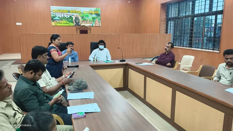 ಮಂಗನ ಕಾಯಿಲೆ ಸಮಸ್ಯೆ ಕುರಿತಂತೆ ಚರ್ಚಿಸಲು ಶುಕ್ರವಾರ ಹೊನ್ನಾವರದಲ್ಲಿ ನಡೆದ ಸಭೆಯಲ್ಲಿ ಆರೋಗ್ಯಾಧಿಕಾರಿ ಡಾ.ವೈಶಾಲಿ ನಾಯಕ ಮಾಹಿತಿ ನೀಡಿದರು