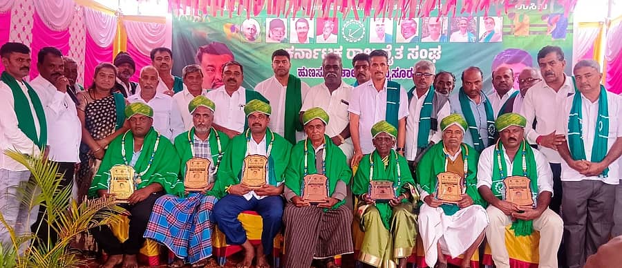 ಹುಣಸೂರು ತಾಲ್ಲೂಕಿನ ಕಿರಿಜಾಜಿ ಗ್ರಾಮದಲ್ಲಿ ರೈತ ಸಂಘ ಆರಂಭವಾಗಿ 25 ವರ್ಷಗಳ ಸಂಭ್ರಮಾಚರಣೆಯ ವೇಳೆ  ಪ್ರಗತಿಪರ ರೈತರಿಗೆ ಕಾಯಕ ಪ್ರಶಸ್ತಿಯನ್ನು ಶಾಸಕ ದರ್ಶನ್‌ ಪುಟ್ಟಣ್ಣಯ್ಯ ನೀಡಿ ಗೌರವಿಸಿದರು 