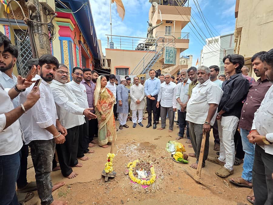 ಹುಬ್ಬಳ್ಳಿಯ ಬಾನಿ ಓಣಿಯಲ್ಲಿ ವಿವಿಧ ಕಾಮಗಾರಿಗಳ ಚಾಲನೆ ಕಾರ್ಯಕ್ರಮದಲ್ಲಿ ಶಾಸಕ ಪ್ರಸಾದ ಅಬ್ಬಯ್ಯ ಪಾಲ್ಗೊಂಡಿದ್ದರು