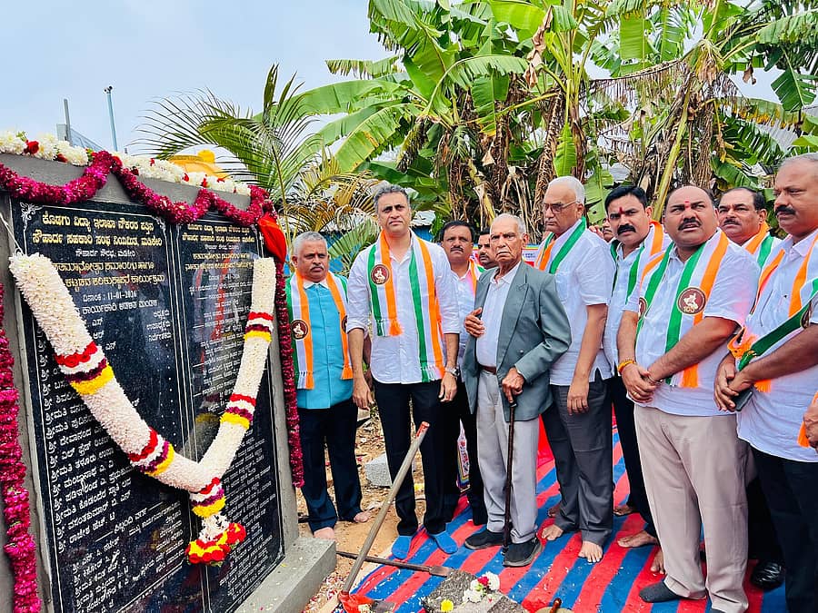 ಶಾಸಕ ಎ.ಎಸ್.ಪೊನ್ನಣ್ಣ ಅವರು ಶತಸಂಭ್ರಮ ಕಟ್ಟಡ ನಿರ್ಮಾಣಕ್ಕೆ ಭಾನುವಾರ ಭೂಮಿಪೂಜೆ ನೆರವೇರಿಸಿದರು