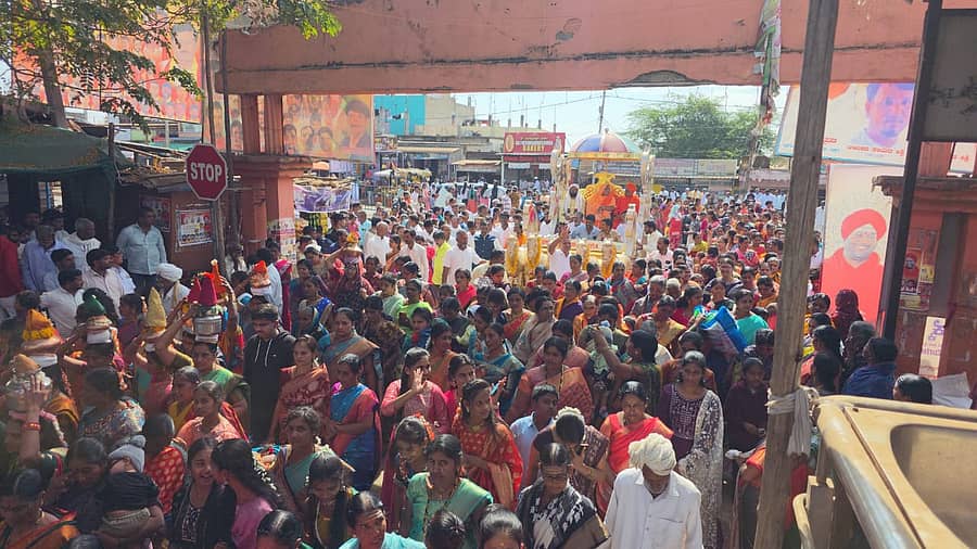 ಭಾಲ್ಕಿ ತಾಲ್ಲೂಕಿನ ಹಲಬರ್ಗಾ ಗ್ರಾಮದಲ್ಲಿ ಸಿದ್ಧರಾಮೇಶ್ವರ ನಮ್ಮೂರ ಜಾತ್ರಾ ಮಹೋತ್ಸವ ಸಮಾರೋಪ ನಿಮಿತ್ತ ಅಲಂಕೃತ ರಥದಲ್ಲಿ ಕೋಡಿ ಮಠದ ಶಿವಾನಂದ ಶಿವಯೋಗಿ ರಾಜೇಂದ್ರ ಸ್ವಾಮೀಜಿ, ಹವಾ ಮಲ್ಲಿನಾಥ ಮಹಾರಾಜ ಹಾಗೂ ಹುಲಸೂರಿನ ಶಿವಾನಂದ ಸ್ವಾಮೀಜಿ ಅವರ ಭವ್ಯ ಮೆರವಣಿಗೆ ನಡೆಯಿತು