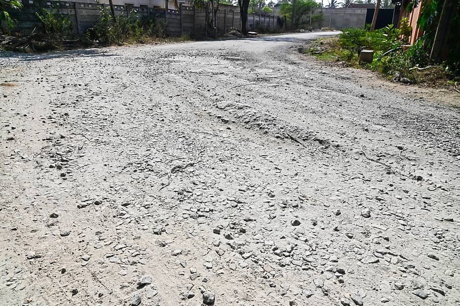 ದಾವಣಗೆರೆ ಹೊರವಲಯದ ಹನಗವಾಡಿ ಬಳಿಯ ಕೆಐಎಡಿಬಿ ಕೈಗಾರಿಕಾ ಪ್ರದೇಶದಲ್ಲಿ ರಸ್ತೆ ಹದಗೆಟ್ಟಿರುವುದು
ಪ್ರಜಾವಾಣಿ ಚಿತ್ರಗಳು: ಸತೀಶ್ ಬಡಿಗೇರ