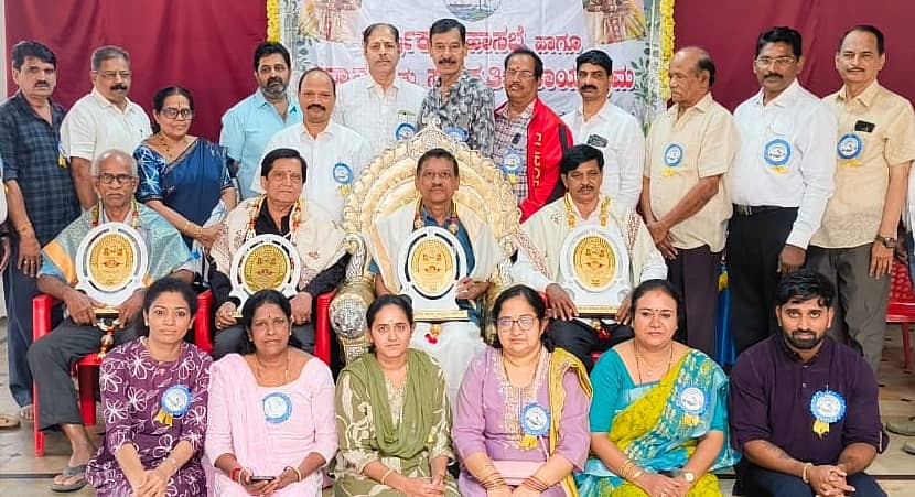 ಮಂಡ್ಯ ನಗರದ ಜಿಲ್ಲಾ ಬ್ರಾಹ್ಮಣ ಸಭಾಂಗಣದಲ್ಲಿ ನಡೆದ ಕಾರ್ಯಕ್ರಮದಲ್ಲಿ ಸಾಧಕರನ್ನು ಸನ್ಮಾನಿಸಲಾಯಿತು