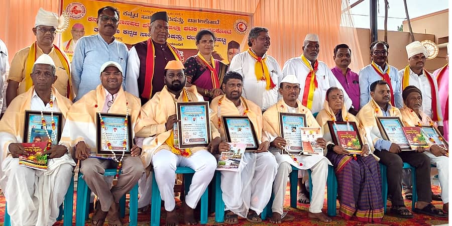 ರಬಕವಿ ಬನಹಟ್ಟಿ ಸಮೀಪದ ನಾವಲಗಿ ಗ್ರಾಮದಲ್ಲಿ ನಡೆದ ಬಾಗಲಕೋಟೆ ಜಿಲ್ಲಾಮಟ್ಟದ ಜಾನಪದ ಕಲಾವಿದರ ಪ್ರಥಮ ಸಮ್ಮೇಳನದಲ್ಲಿ ವಿವಿಧ ಕ್ಷೇತ್ರಗಳ ಸಾಧಕ ಕಲಾವಿದರನ್ನು ಸನ್ಮಾನಿಸಲಾಯಿತು 