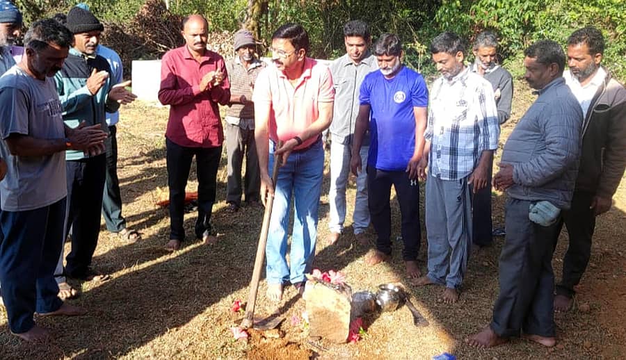 ಸೋಮವಾರಪೇಟೆ ತಾಲ್ಲೂಕಿನ ಬೆಟ್ಟದಳ್ಳಿ ಗ್ರಾಮದ ಸಮುದಾಯ ಭವನಕ್ಕೆ ನಿರ್ಮಿಸಲು ಉದ್ದೇಶಿಸಿರುವ ಅಡುಗೆ ಕೊಠಡಿ ಕಾಮಗಾರಿಗೆ ರಾಜ್ಯ ಒಕ್ಕಲಿಗರ ಸಂಘದ ನಿರ್ದೇಶಕ ಹರಪಳ್ಳಿ ರವೀಂದ್ರ ಭಾನುವಾರ ಭೂಮಿ ಪೂಜೆ ನೆರವೇರಿಸಿದರು