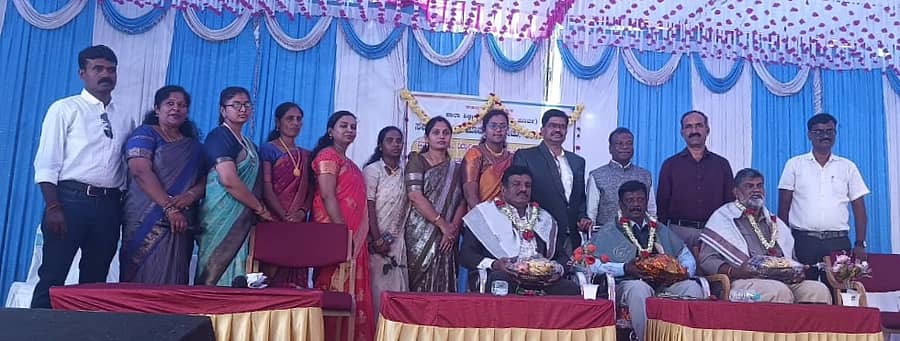 <div class="paragraphs"><p> ದ್ವಿತೀಯ ಪಿಯುಸಿ ವಿದ್ಯಾರ್ಥಿಗಳ ಬೀಳ್ಕೊಡುಗೆ ಸಮಾರಂಭದಲ್ಲಿ ಸಮಾಜ ಸೇವಕ ನಾರಿ ಟ್ರಸ್ಟ್ ಅಧ್ಯಕ್ಷ ಸಿ.ಎಸ್.ಮುರಳೀಧರ, ನಿವೃತ್ತ ಪ್ರಾಂಶುಪಾಲ ಎಂ.ಸೋಮಣ್ಣ ಹಾಗೂ ಸರ್ಕಾರಿ ಪ್ರಥಮ ದರ್ಜೆ ಕಾಲೇಜಿನ ಪ್ರಾಂಶುಪಾಲ ಡಾ.ಹೆಚ್.ವಿ.ಉದಯಕುಮಾರ್ ಅವರನ್ನು ಸನ್ಮಾನಿಸಲಾಯಿತು.</p></div>