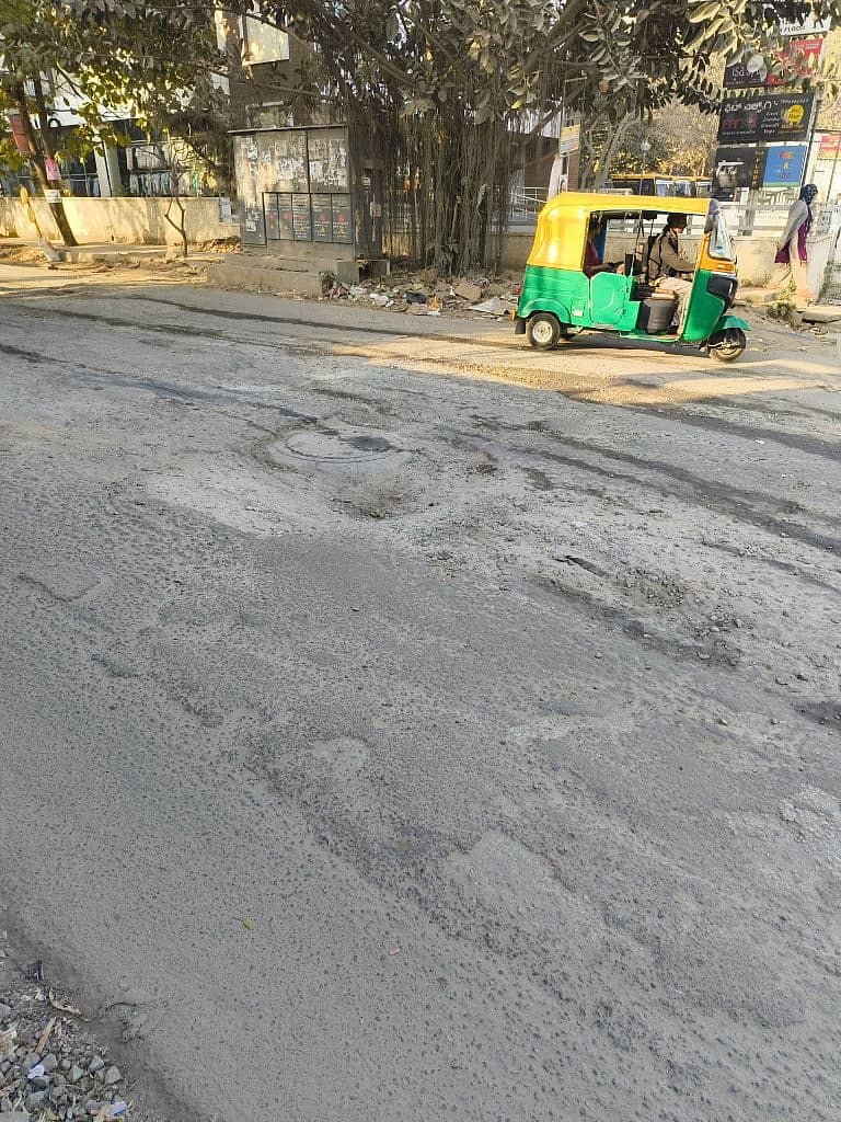 ರಸ್ತೆಯಲ್ಲಿ ಬಿದ್ದಿರುವ ಗುಂಡಿಗಳು 