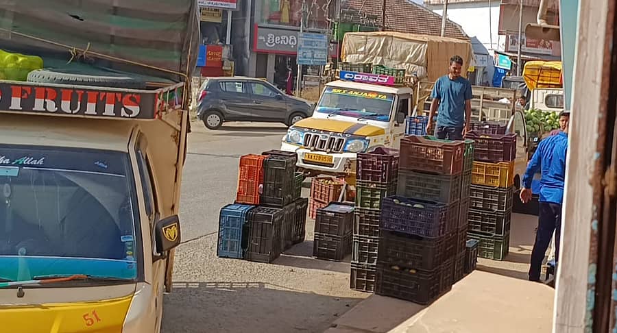 ಕೊಪ್ಪ ಪಟ್ಟಣದ ಪಾದಚಾರಿ ಮಾರ್ಗದಲ್ಲಿ ವ್ಯಾಪಾರಸ್ಥರು ಅತಿಕ್ರಮಿಸಿದ್ದರು