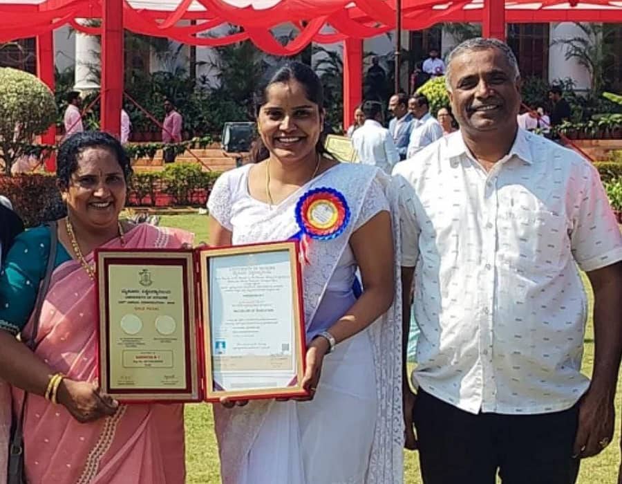 ತಂದೆ–ತಾಯಿಯೊಂದಿಗೆ ಕಿಕ್ಕೇರಿ ಹೋಬಳಿಯ ಮಾದಾಪುರ ಗ್ರಾಮದ ಎಂ.ವೈ. ಹರ್ಷಿತಾ 