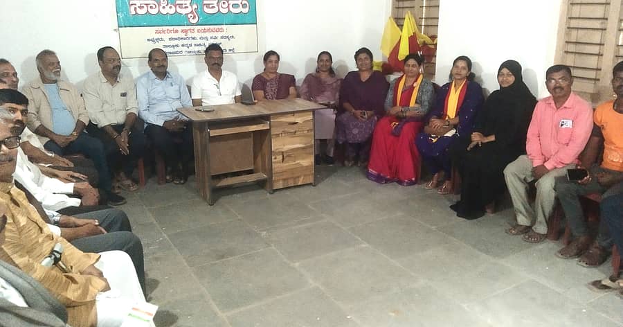 ನರಸಿಂಹರಾಜಪುರದ ತಾಲ್ಲೂಕು ಸಾಹಿತ್ಯ ಪರಿಷತ್ ಕಚೇರಿಯಲ್ಲಿ ಭಾನುವಾರ ತಾಲ್ಲೂಕು ಕನ್ನಡ ಸಾಹಿತ್ಯ ಸಮ್ಮೇಳನ ಆಯೋಜಿಸುವ ಬಗ್ಗೆ ಅಧ್ಯಕ್ಷ ಎಸ್.ಎಚ್. ಪೂರ್ಣೇಶ್ ಅಧ್ಯಕ್ಷತೆಯಲ್ಲಿ ಪೂರ್ವಭಾವಿ ಸಭೆ ನಡೆಯಿತು. ಕೆ.ಟಿ. ವೆಂಕಟೇಶ್, ಎಸ್.ಎಸ್. ಸಂತೋಷ್ ಕುಮಾರ್, ಪಿ.ಜೆ. ಅಂಟೋಣಿ, ಭಾಗ್ಯನಂಜುಂಡಸ್ವಾಮಿ ಭಾಗವಹಿಸಿದ್ದರು