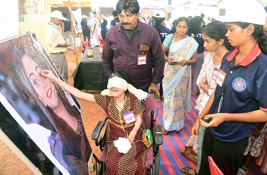 ಮಂಗಳೂರಿನಲ್ಲಿ ಭಾನುವಾರ ಏರ್ಪಡಿಸಿದ್ದ‌ ‘ವಿಶಿಷ್ಟರಿಗಾಗಿ ವಿಶಿಷ್ಟ ಮೇಳ’ದಲ್ಲಿ ವಿಶೇಷ ಸಾಮರ್ಥ್ಯದ ಬಾಲಕಿಯು ಭಾವಚಿತ್ರಕ್ಕೆ ಬಿಂದಿ ಇಡುವ ಸ್ಪರ್ಧೆಯಲ್ಲಿ ಭಾಗವಹಿಸಿದಳು: ಪ್ರಜಾವಾಣಿ ಚಿತ್ರ  