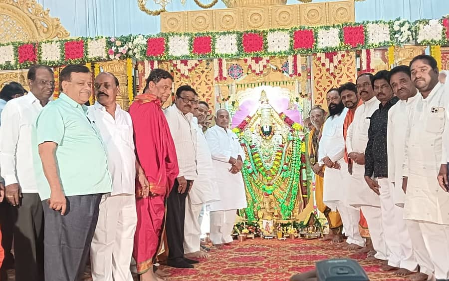 ಬಸವನಬಾಗೇವಾಡಿ ಪಟ್ಟಣದ ಬಸವಭವನದಲ್ಲಿ ಜರುಗಿದ ಶ್ರೀ ಶ್ರೀನಿವಾಸ ಹಾಗೂ ಪದ್ಮಾವತಿ ದೇವರ ಕಲ್ಯಾಣ ಮಹೋತ್ಸವ ಕಾರ್ಯಕ್ರಮದಲ್ಲಿ ಸಚಿವ ಶಿವಾನಂದ ಪಾಟೀಲ ಹಾಗೂ ಹಲವು ಪ್ರಮುಖರು ಭಾಗವಹಿಸಿ ದರ್ಶನಾಶಿರ್ವಾದ ಪಡೆದುಕೊಂಡರು.