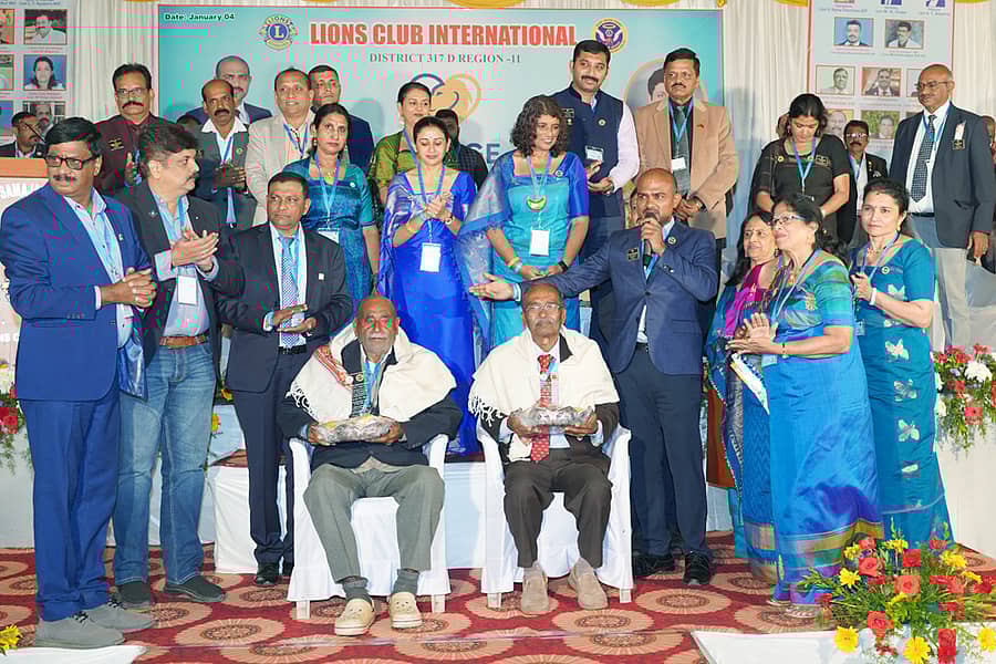 ನಾಪೋಕ್ಲು ಲಯನ್ಸ್ ಕ್ಲಬ್‌ ಹಿರಿಯ ಸದಸ್ಯರಾದ ಬೊಪ್ಪೇರ ಕಾವೇರಪ್ಪ ಹಾಗೂ ಸರ್ವೆ ಆಫ್ ಇಂಡಿಯಾ ನಿವೃತ ಅಧಿಕಾರಿ ಕೇಟೋಳಿರ ಎಸ್. ಕುಟ್ಟಪ್ಪ ಅವರನ್ನು ಲಯನ್ಸ್ ವಲಯ ಸಮ್ಮೇಳನದಲ್ಲಿ ಸನ್ಮಾನಿಸಿ  ಗೌರವಿಸಲಾಯಿತು