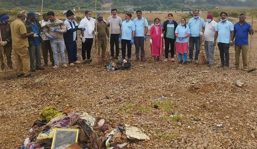 ಭೂಮಿ ಸೋಶಿಯಲ್ ಡೆವಲಪ್ಮೆಂಟ್ ಫೌಂಡೇಷನ್ನಿಂದ ಭಾನುವಾರ ಬೆಳಿಗ್ಗೆ ಹರಿಹರ ಸಮೀಪದ ನದಿ ದಡದಲ್ಲಿ ಸ್ವಚ್ಛತೆ ಕಾರ್ಯ ನಡೆಸಲಾಯಿತು