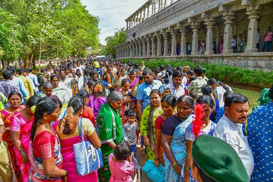 ಕೊಪ್ಪಳದ ಗವಿಸಿದ್ಧೇಶ್ವರರ ಕರ್ತೃ ಗದ್ದುಗೆಯ ದರ್ಶನ ಪಡೆಯಲು ಸರತಿಯಲ್ಲಿ ನಿಂತಿರುವ ಭಕ್ತರು  ತೇರಿಗೆ ಕಾಯಿ ಒಡೆಸಿದ ಭಕ್ತರು  ಪ್ರಜಾವಾಣಿ ಚಿತ್ರಗಳು/ಭರತ್ ಕಂದಕೂರ
