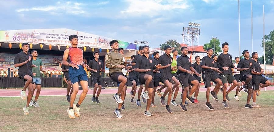 ಸ್ವರಾಜ್ಯ ಮೈದಾನದಲ್ಲಿ ಅಥ್ಲೀಟ್ಸ್ ಭಾನುವಾರ ಸಂಜೆ ಅಭ್ಯಾಸ ನಡೆಸಿದರು