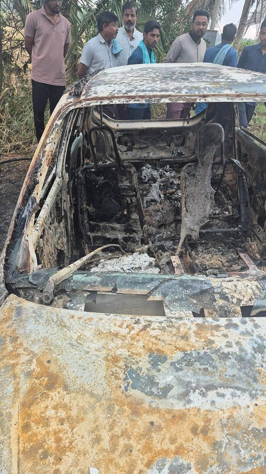 ದಾವಣಗೆರೆ ತಾಲ್ಲೂಕಿನ ಬಿಸ್ಲೇರಿ ಗ್ರಾಮದಲ್ಲಿ ಚಂದ್ರಶೇಖರ್‌ ಸಂಕೋಳ್‌ ಅವರಿದ್ದ ಕಾರು ಸುಟ್ಟು ಭಸ್ಮವಾಗಿರುವುದು