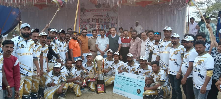 ಅಳ್ನಾವರ ಪ್ರೀಮಿಯರ್ ಲೀಗ್ ಕ್ರಿಕೆಟ್ ಪಂದ್ಯಾವಳಿಯಲ್ಲಿ ವಿಜೇತರಾದ ಸನ್ ಸ್ಪೋರ್ಟ್ಸ್‌ ತಂಡದ ಆಟಗಾರರು ಪ್ರಶಸ್ತಿ ಪಡೆದರು
